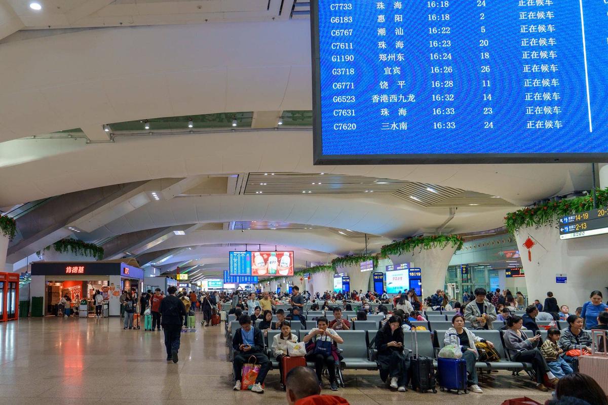 除夕广州南站候车大厅 Waiting hall at Guangzhou South Station on Lunar New Year’s Eve