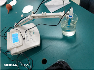 pH meter with temperature measurement