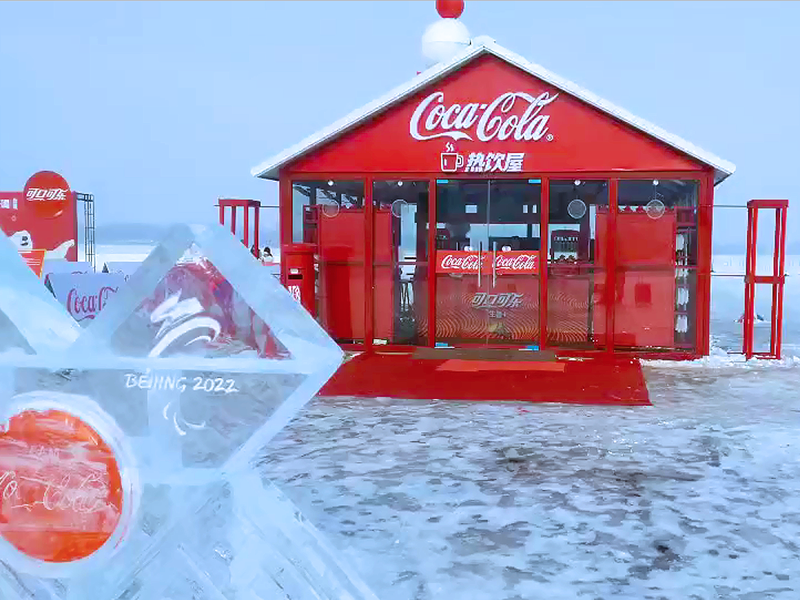 A Coca-Cola hot drink booth on the frozen Songhua River A Coca-Cola hot drink booth on the frozen Songhua River